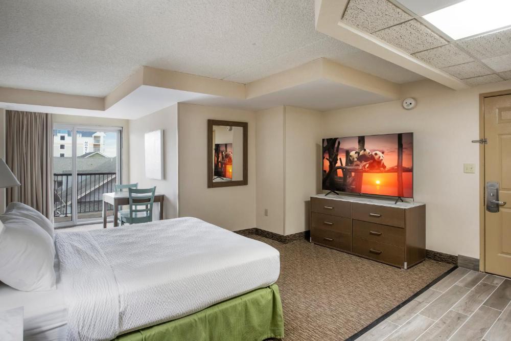 Deluxe Queen Room with Side Sea View interior